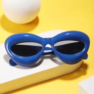 Divertenti occhiali da sole stile palloncino gonfiabile per bambini in blu vivace per moda
