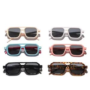 Collezione di occhiali da sole anti-UV per bambini in diversi colori vivaci e alla moda