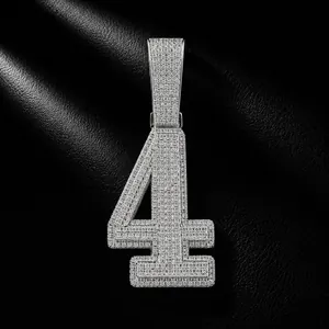 Gedetailleerde weergave van hiphop hanger nummer 4 ingelegd met witte zirkonia's