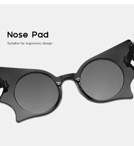 Detailansicht des ergonomischen Nasenpads der schwarzen Fledermaus-Kinder-Sonnenbrille.