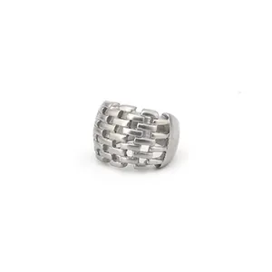 Anillo vintage plateado con patrón de ladrillo hueco en acero inoxidable elegante