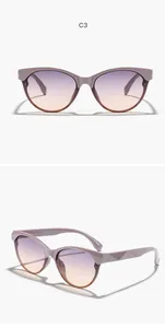 Eleganti occhiali da sole cat-eye con lenti sfumate viola mostrati da diverse angolazioni