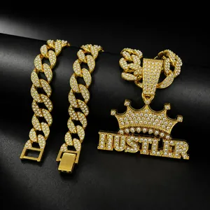 Detaillierte Nahaufnahme des HUSTLER-Anhängers mit Krone und goldener Cuban-Kette