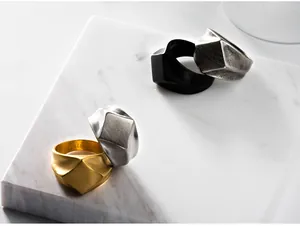 Detailansicht geometrischer Ringe in Gold, Silber und Schwarz Ausführungen