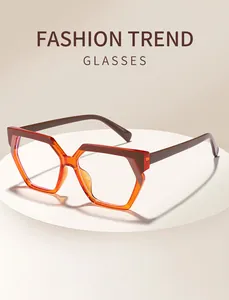Vista laterale dettagliata di occhiali anti luce blu geometrici colorati alla moda da donna