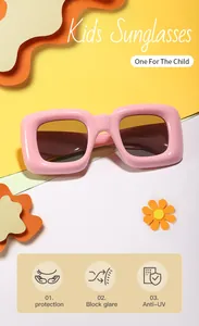 Dettaglio di occhiali da sole rosa per bambini con protezione UV e montatura gonfia.
