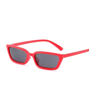 Lunettes de soleil rétro œil de chat à petite monture rouge vif et verres foncés