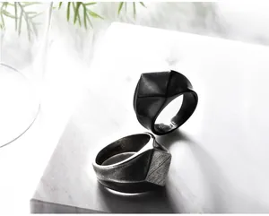 Detailansicht von geometrischen Vintage-Ringen in Schwarz und Antik-Silberoptik