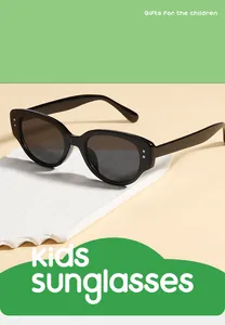 Gros plan d'une paire de lunettes de soleil noires rétro pour enfants protection UV400