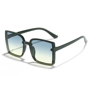 Occhiali da sole quadrati oversize con lenti sfumate blu-gialle e montatura verde scuro