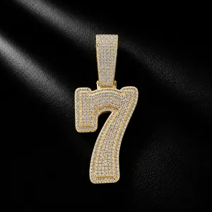 Detailopname van iced out nummer 7 hanger met glanzende zirkonia voor hiphopstijl.