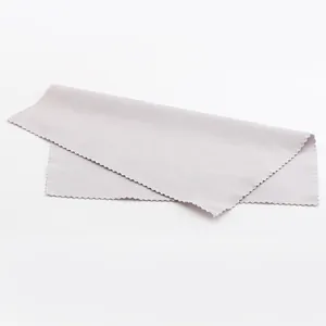 Panno di pulizia in microfibra grigio chiaro con bordi a zigzag per occhiali e schermi