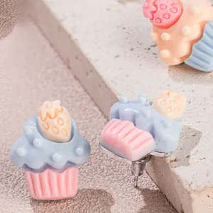 Süße Erdbeer-Cupcake-Ohrstecker in Pastellfarben mit einem kreativen Design