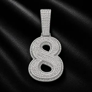 Gedetailleerde close-up van een zilveren hanger nummer 8 bezet met witte zirkoniasteen