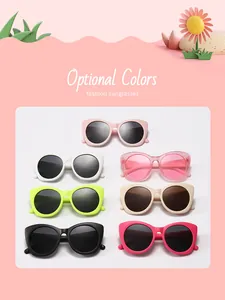 Diverses lunettes de soleil carrées stylées pour enfants en plusieurs couleurs vives.