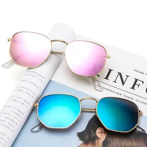 Detailansicht stilvoller, pink und blau verspiegelter polygonaler Sonnenbrillen auf Magazin.