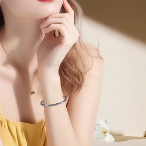 Eleganter gedrehter Armreif aus silberfarbenem Titanstahl für Damen Modeschmuck