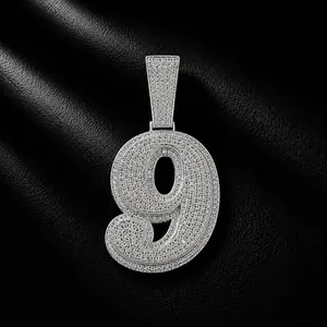 Macrodetail van hiphop-hanger nummer 9 ingelegd met glinsterende zirkoniasteenjes