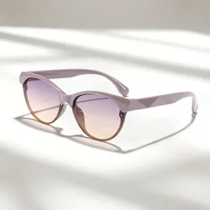 Eleganti occhiali da sole cat-eye con lenti sfumate viola e montatura rosa da donna