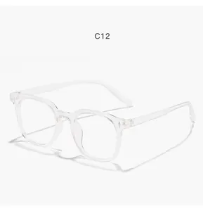 Vue détaillée de lunettes carrées rétro transparentes avec d'élégants rivets argentés