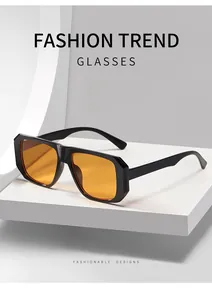 Seitenansicht einer quadratischen Sonnenbrille mit schwarzem Rahmen und orangefarbenen Gläsern.