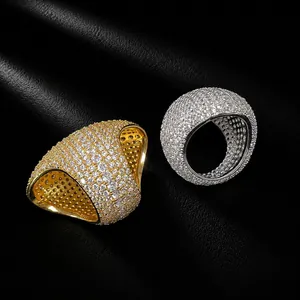 Vue détaillée de bagues hip-hop plaquées or et argent avec pavage complet de zircons