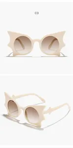 Kinder Sonnenbrille mit Fledermausgestell in Beige und braunen Verlaufsgläsern