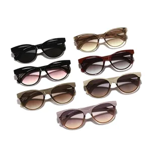 Eleganti occhiali da sole cat-eye con lenti sfumate in sette diverse montature colorate