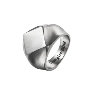 Minimalistischer geometrischer quadratischer Ring aus mattem Silber mit Vintage-Struktur