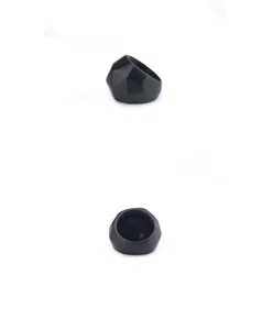 Vista macro detallada de anillos geométricos negros minimalistas en fondo blanco puro