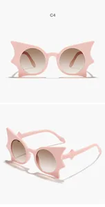 Detailansichten der Kinder-Sonnenbrille mit rosa Fledermausrahmen und braunen Verlaufsgläsern.