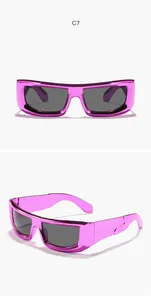 Vista dettagliata degli occhiali da sole cyberpunk viola metallizzato per bambini montatura spessa