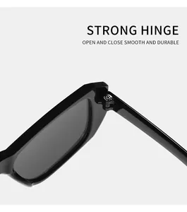 Detailansicht des robusten Metallscharniers einer schwarzen Retro-Sonnenbrille.