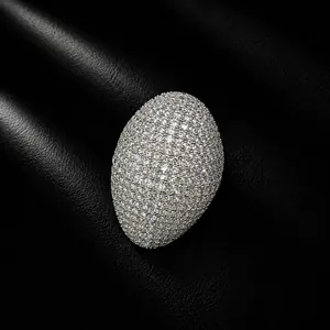 Vue macro détaillée d'une bague ovale argentée pavée de pierres en oxyde de zirconium