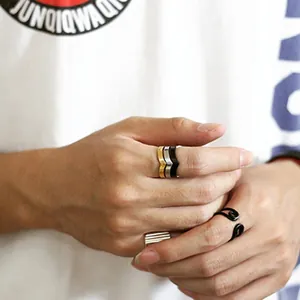 Minimalistisches Edelstahl Herz V-förmiger Ring Original Individuelles Design Paarringe Galvanisierter Schmuck Für Herren Damen