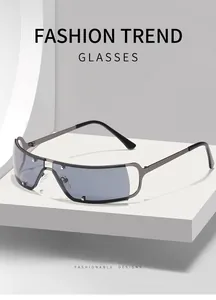 Futuristische Y2K-zonnebril met grijze glazen op een minimalistisch wit voetstuk