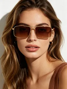 Detailaufnahme einer stilvollen Metall-Sonnenbrille mit Doppelsteg und Verlaufsgläsern