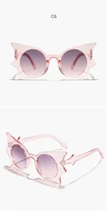 Detailansicht der pinkfarbenen Kinder-Sonnenbrille in Fledermausform für Festivals