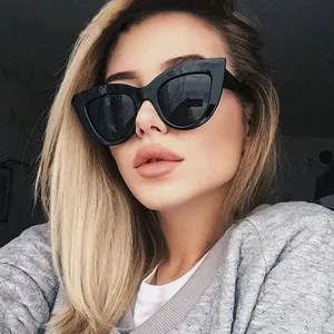 Primer plano de una modelo con elegantes gafas de sol de gato negras vintage para moda