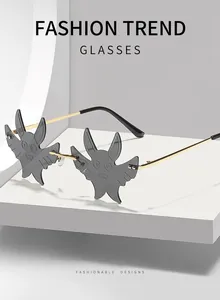 Detailansicht der grauen randlosen Fledermaus-Sonnenbrille mit goldfarbenen Bügeln.