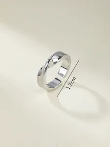 Vista detallada de un anillo Mobius de acero inoxidable plateado con diámetro de 1,7 cm