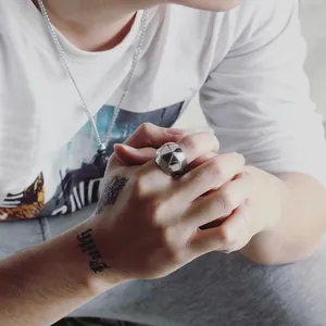Anillo geométrico minimalista de plata facetada para hombres y mujeres de estilo retro