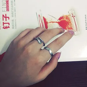 Minimalistischer Edelstahl-Löffelring und V-förmiger Chevron-Band-Schmuck für Paare