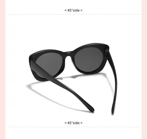 Vue détaillée de lunettes de soleil carrées noires pour enfants à un angle de 45 degrés