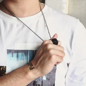 Anillo geométrico negro minimalista para hombre y mujer en un estilo retro casual y moderno