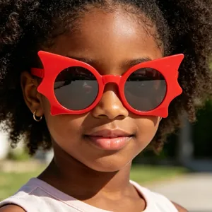 Modische Kinder-Sonnenbrille in Fledermausform mit leuchtend rotem Rahmen für Feste