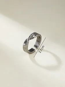 Vista de detalle del anillo Mobius de plata con medida de diámetro interno de 1,7 cm.