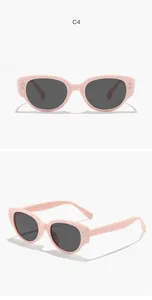 Vue détaillée des lunettes de soleil rétro roses pour enfants sous plusieurs angles