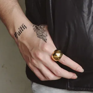 Anillo dorado geométrico minimalista con múltiples facetas para hombre y mujer estilo urbano
