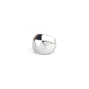 Anillo geométrico minimalista en tono plateado con diseño triangular multifacético